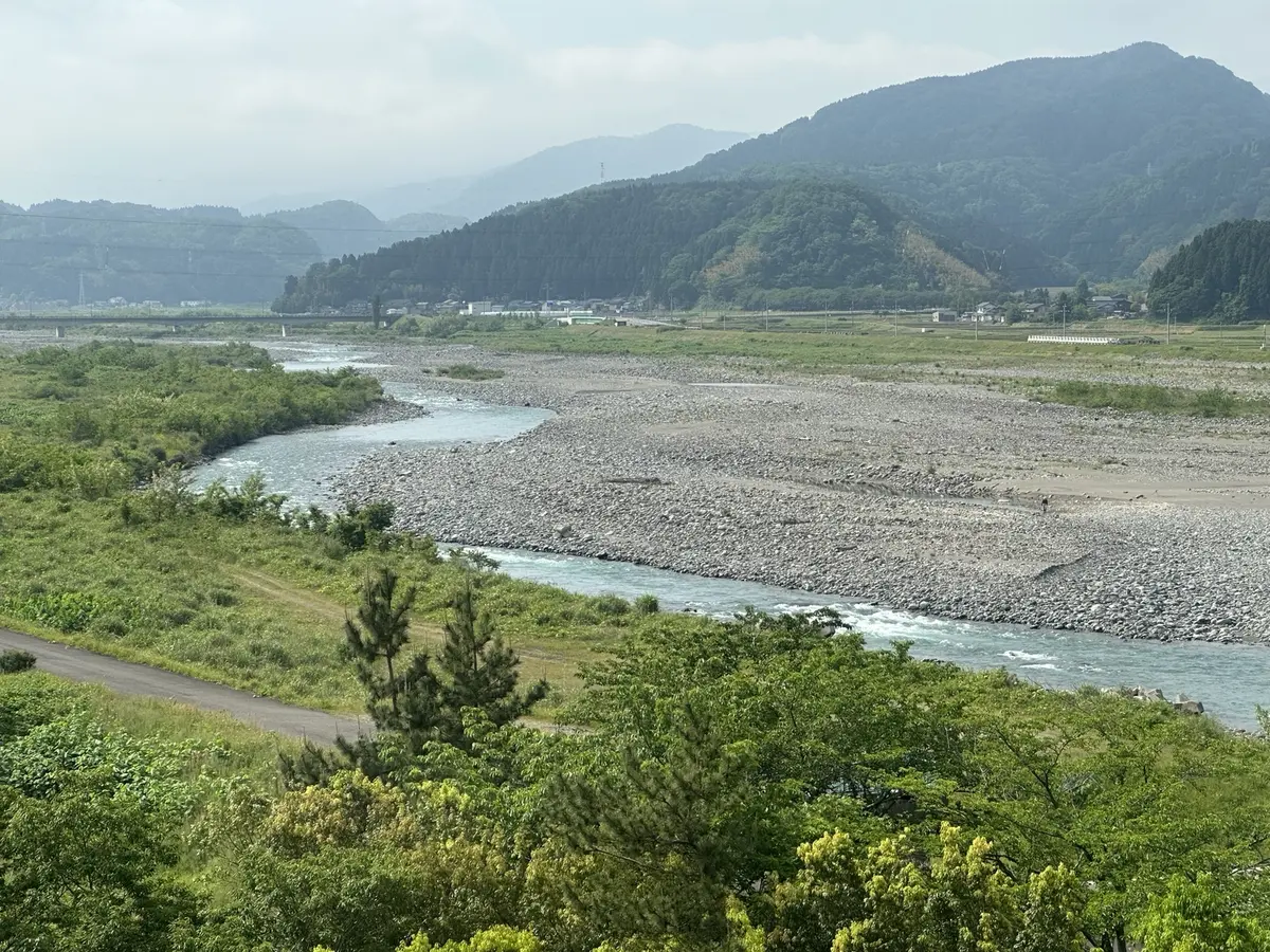 山々に囲まれた姫川流域の風景