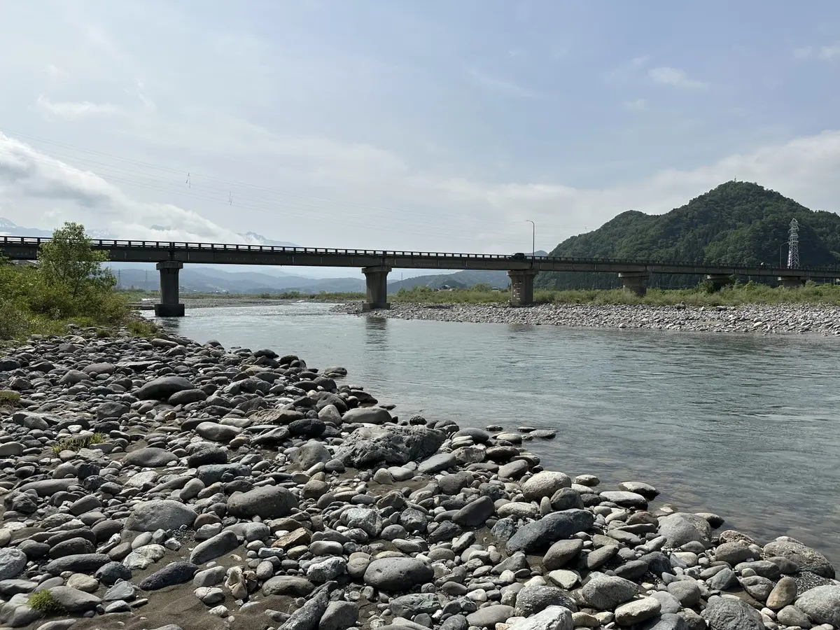 石が広がる姫川の河原と橋
