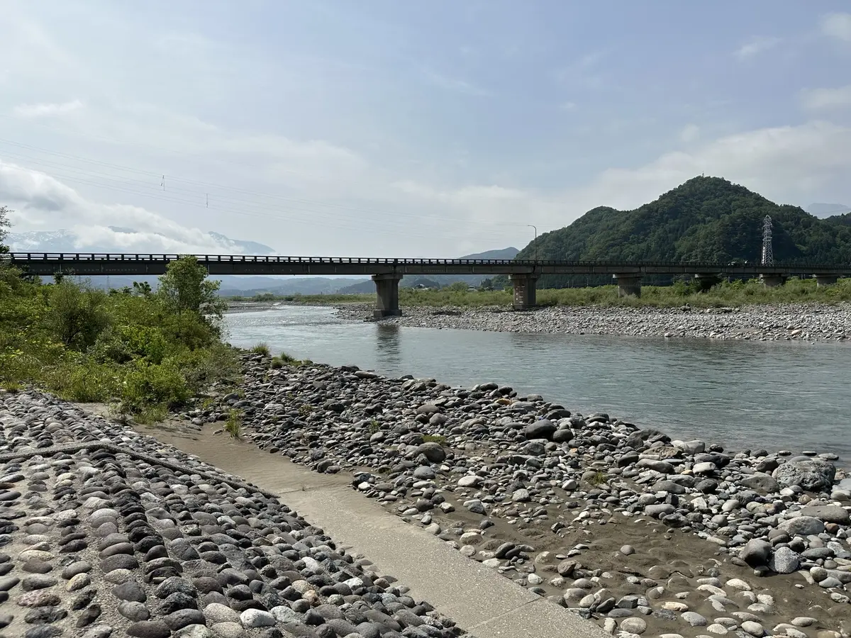 姫川の流れと河原から見た橋