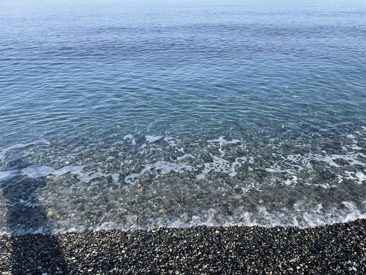糸魚川地域の海岸に打ち寄せる波