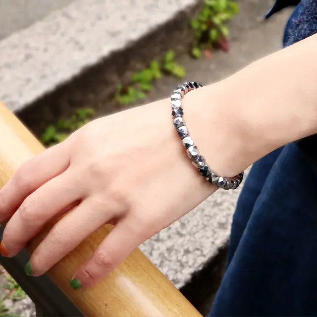 多面カットのテラヘルツブレスレットを手首に着用した様子