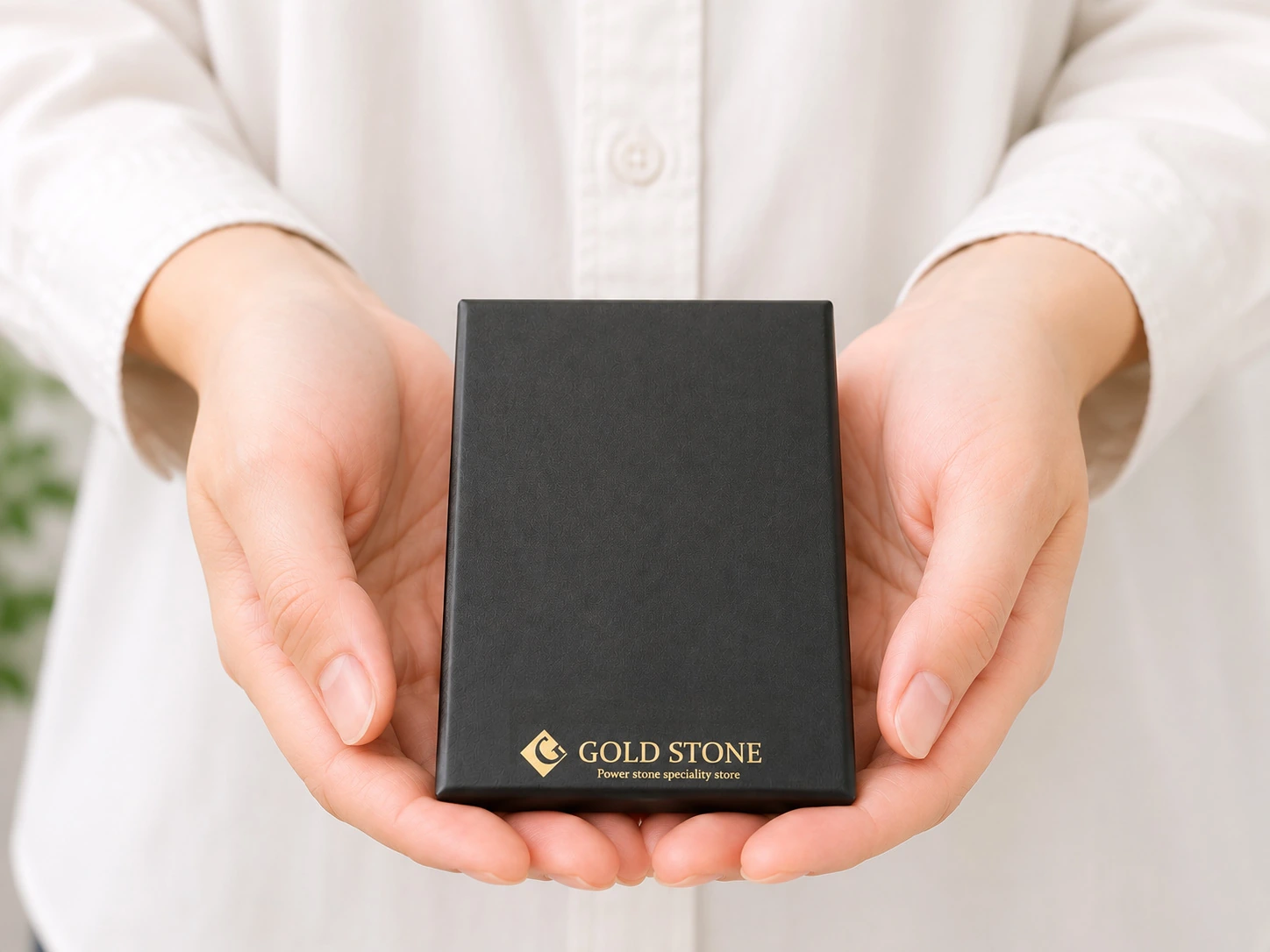 GOLD STONEのギフトケースを手に持ったイメージ