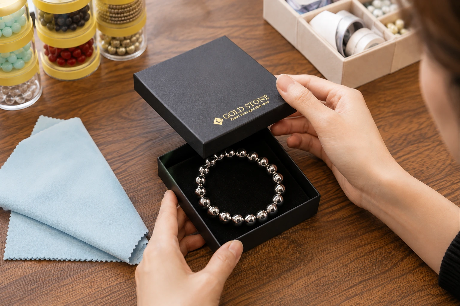 テラヘルツブレスレットをGOLD STONEの専用ケースに収納して保管する様子