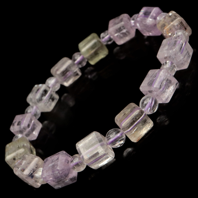 モルダバイト ルース 0.6ct ラウンドカット チェコ産 宝石質 裸石 穴