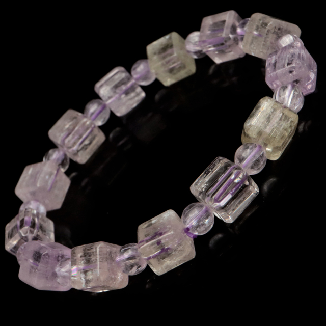 モルダバイト ルース 0.6ct ラウンドカット チェコ産 宝石質 裸石 穴